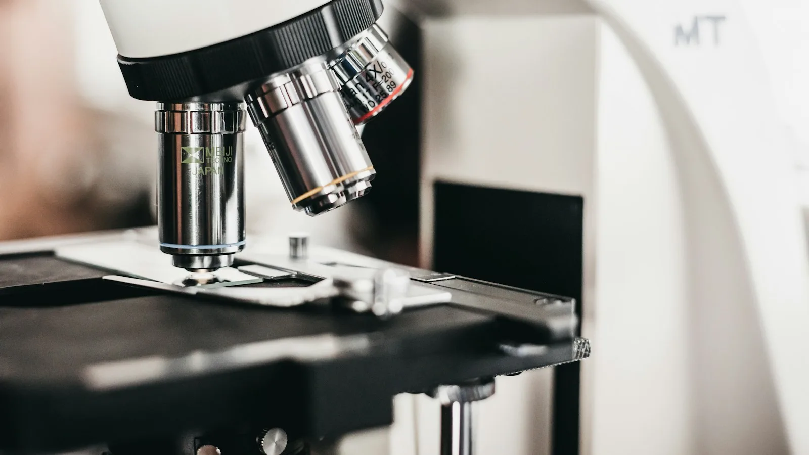 Mikroskop laboratoryjny – dane o chorobach zakaźnych w Polsce
